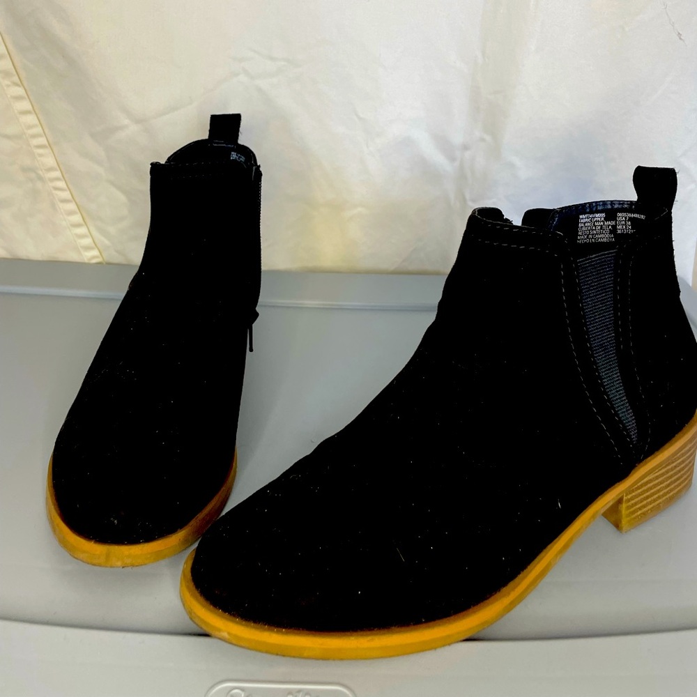 SHORT BLACK BOOTIES